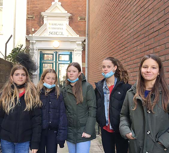 Klas 1 c van het Barleaus bij de achterkant van de Wilhelmina Catharinaschool